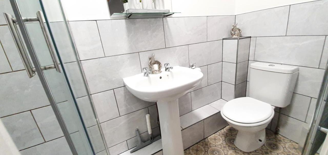 Trendy, Modern Garden Posh Peckham Apartment Лондон Экстерьер фото