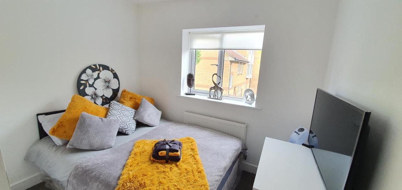 Trendy, Modern Garden Posh Peckham Apartment Лондон Экстерьер фото