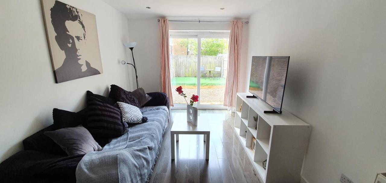 Trendy, Modern Garden Posh Peckham Apartment Лондон Экстерьер фото