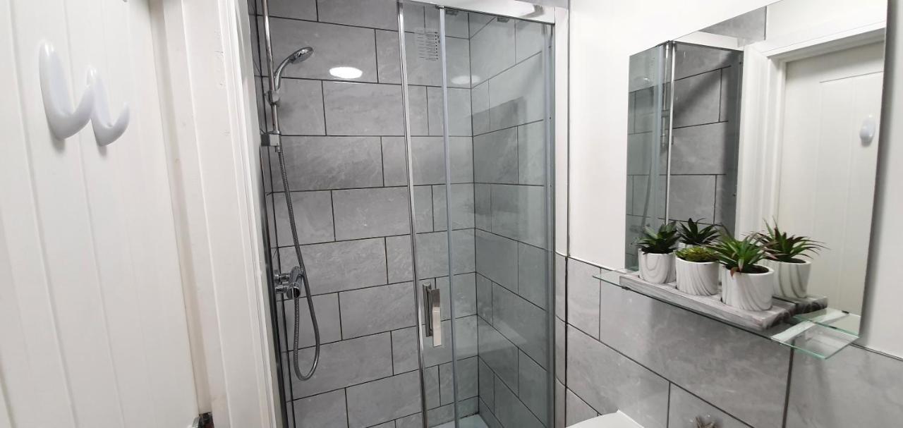 Trendy, Modern Garden Posh Peckham Apartment Лондон Экстерьер фото
